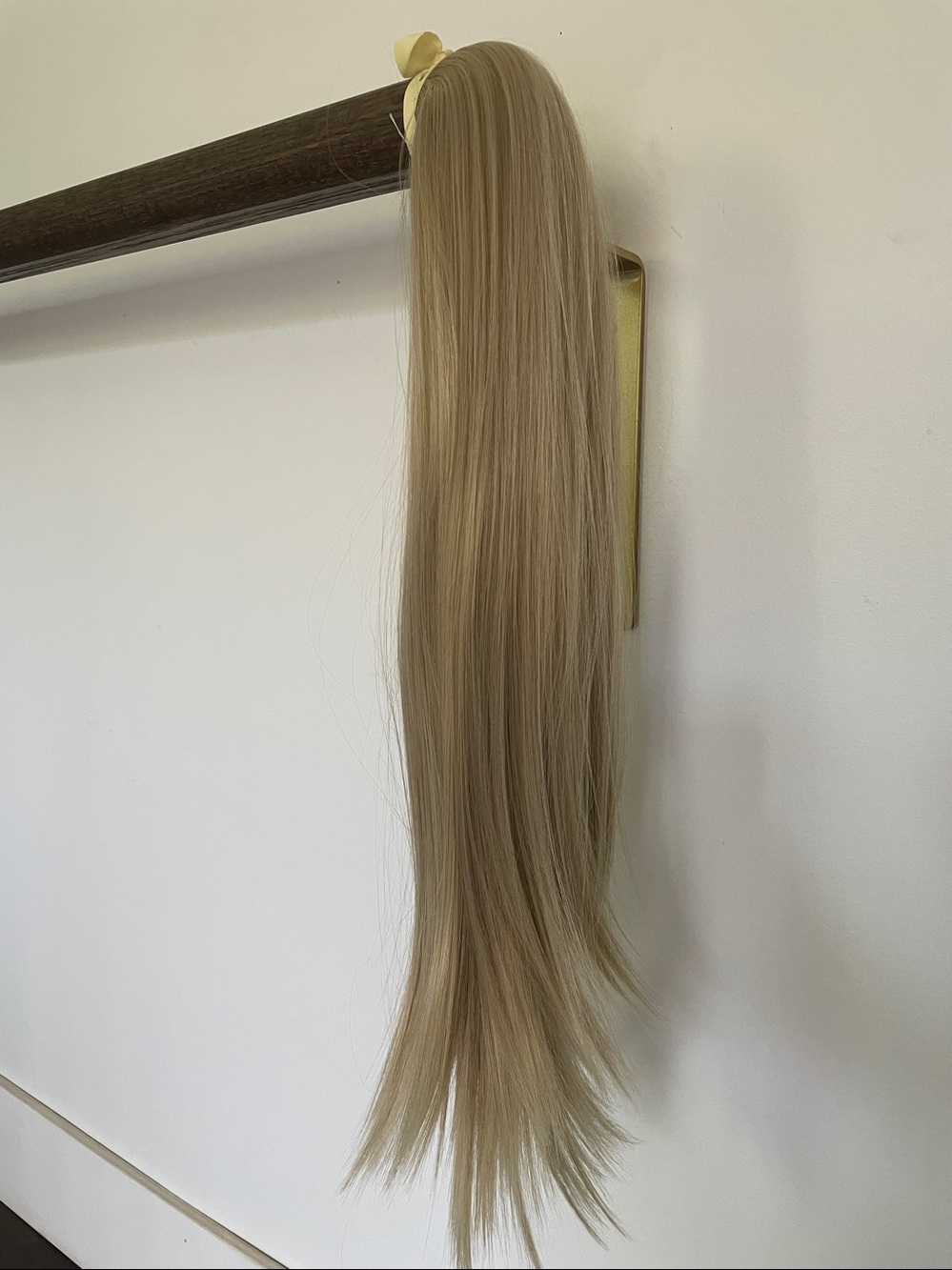 Blonde ponytail hair tie Velcro easy wear NWT NEW 22”